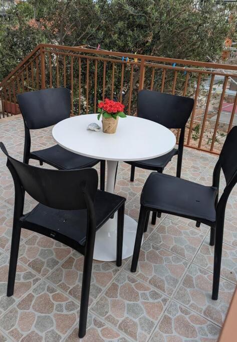 Zeezicht Appartement 50M From Beach Srima Exteriér fotografie
