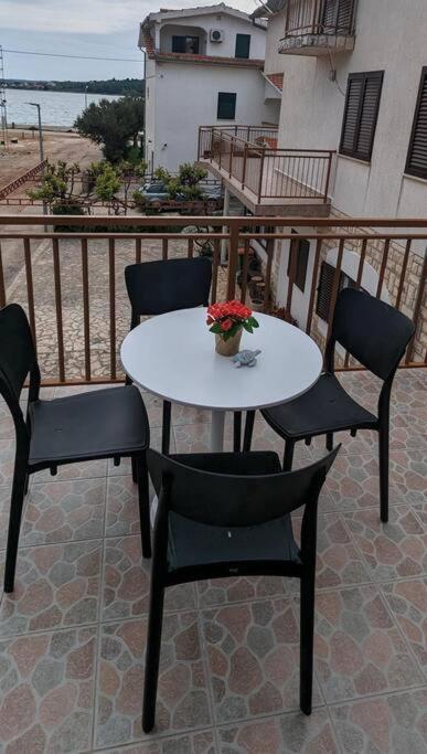 Zeezicht Appartement 50M From Beach Srima Exteriér fotografie