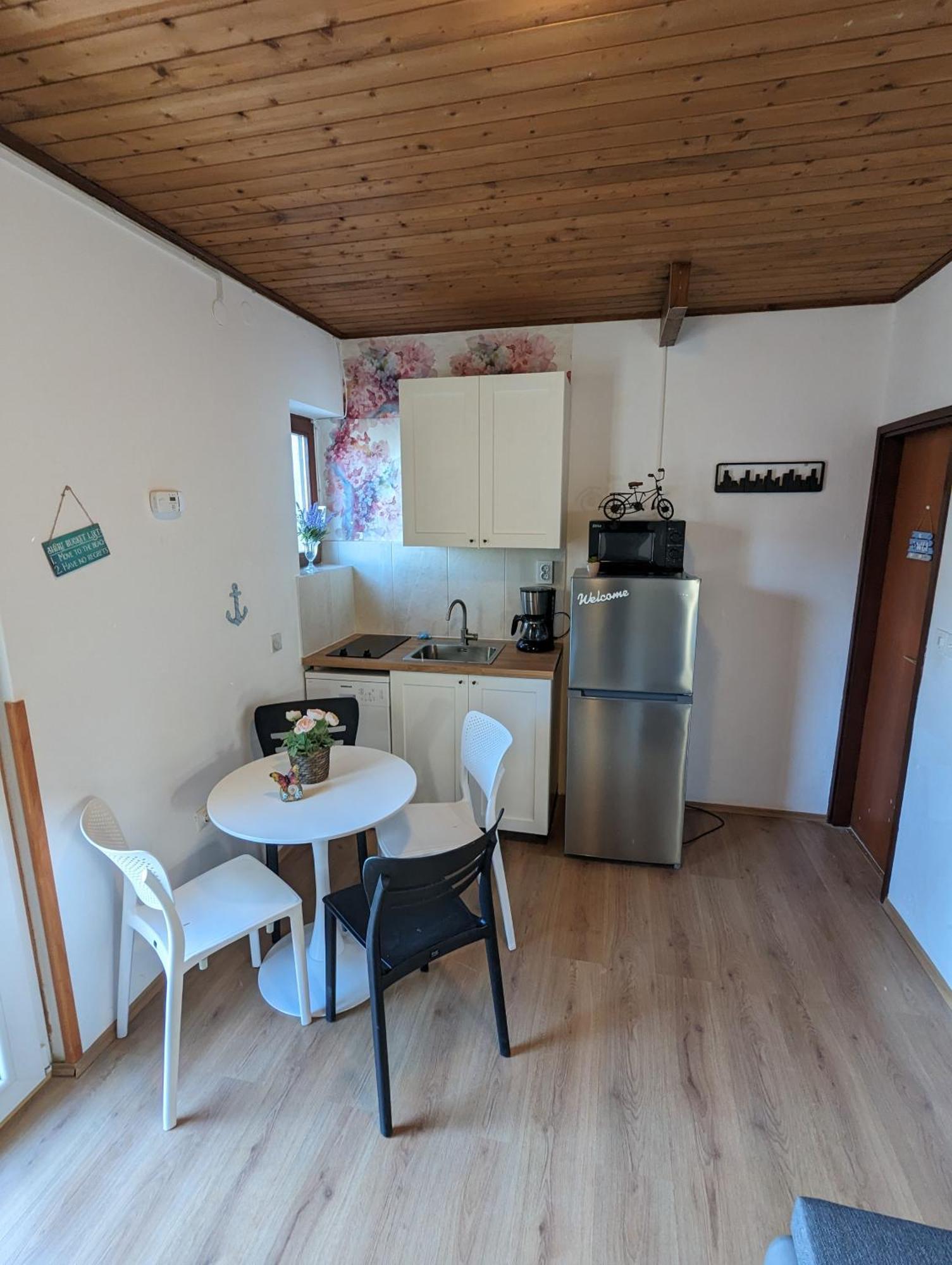 Zeezicht Appartement 50M From Beach Srima Exteriér fotografie