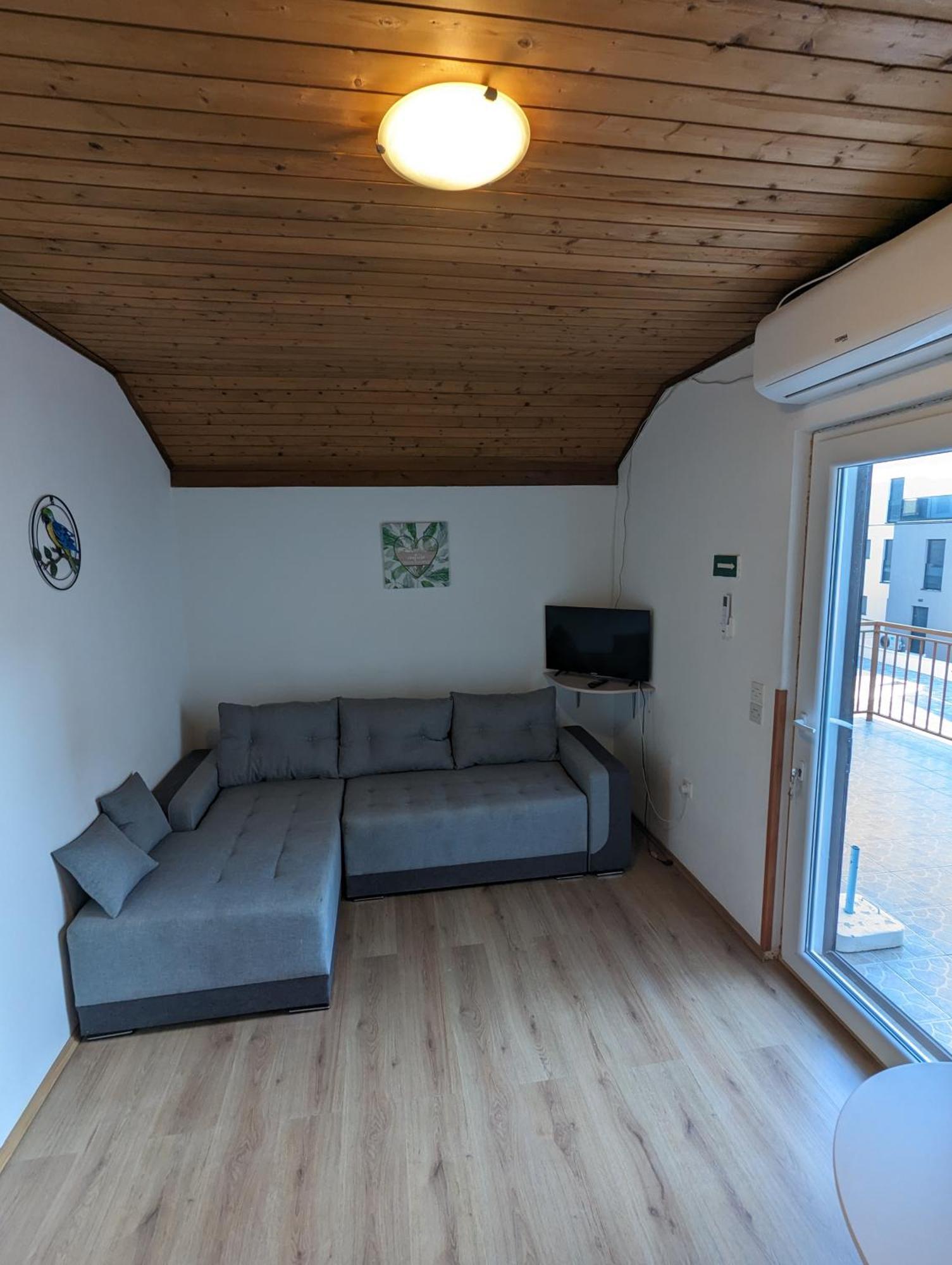 Zeezicht Appartement 50M From Beach Srima Exteriér fotografie